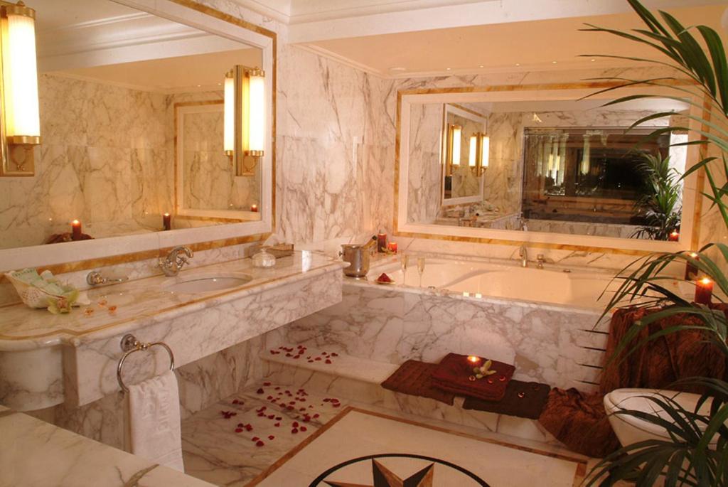 Koupelna v ubytování Royal Olympic Hotel