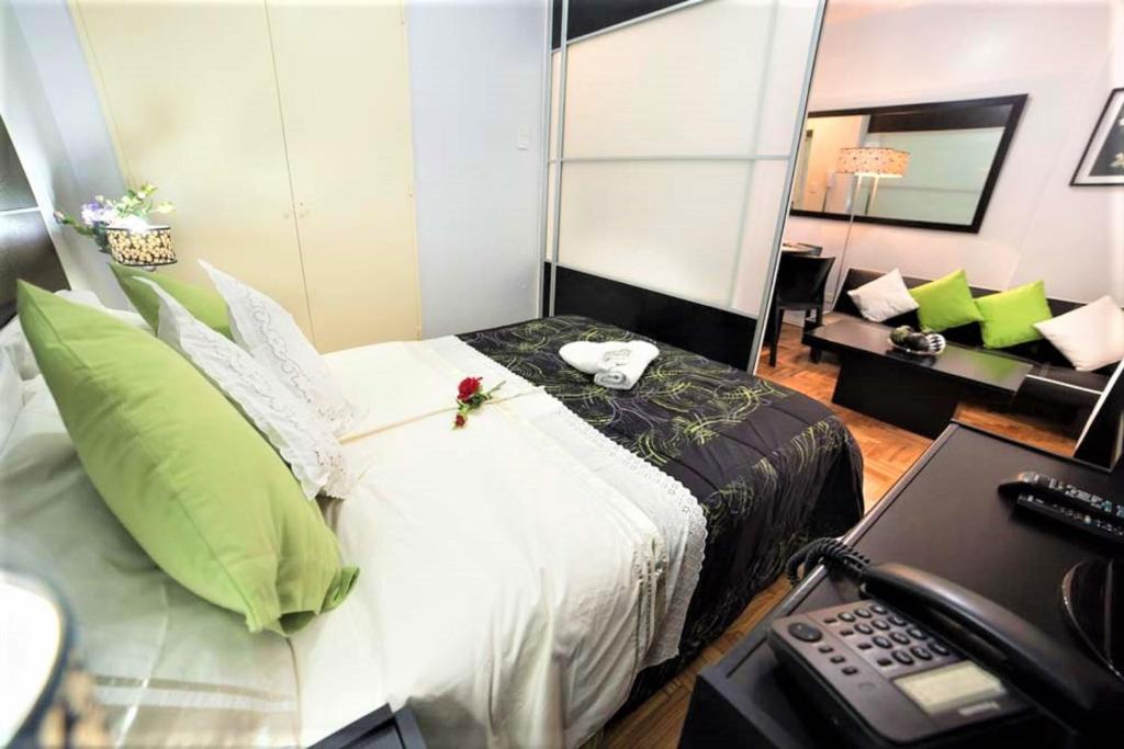 1 dormitorio con cama con espejo y escritorio en Acogedor Dpto. Recoleta en Buenos Aires