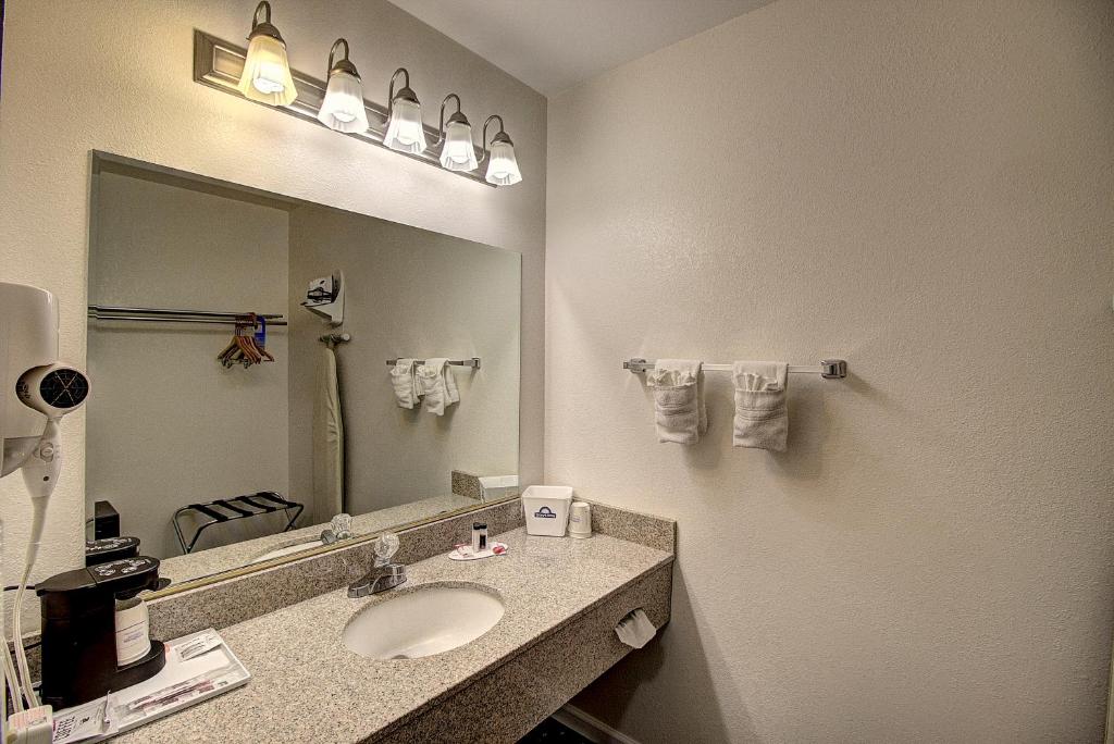 Days Inn & Suites by Wyndham Lolo - King Room - Accesible/no Fumar