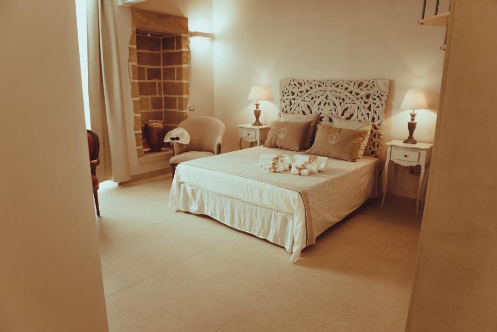 - une chambre avec un lit doté de bougies dans l'établissement La Dimora di Teti, à Gallipoli