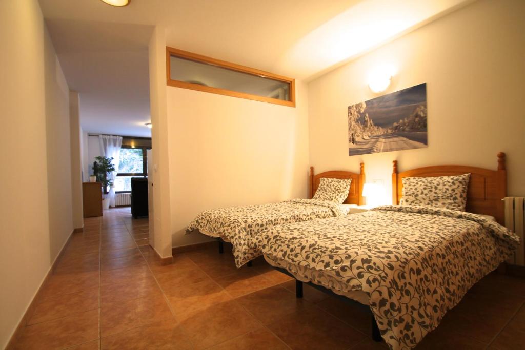 1 dormitorio con 2 camas en una habitación en Pont de Toneta 2,3 Ransol, Zona Grandvalira, en Ransol