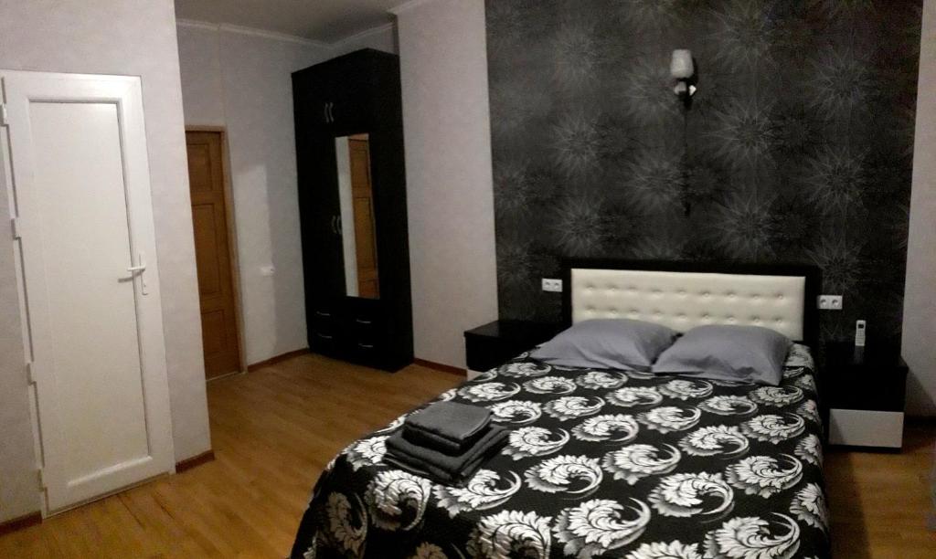 提比里斯的住宿－GNT+，一间卧室配有一张带黑白色棉被的床