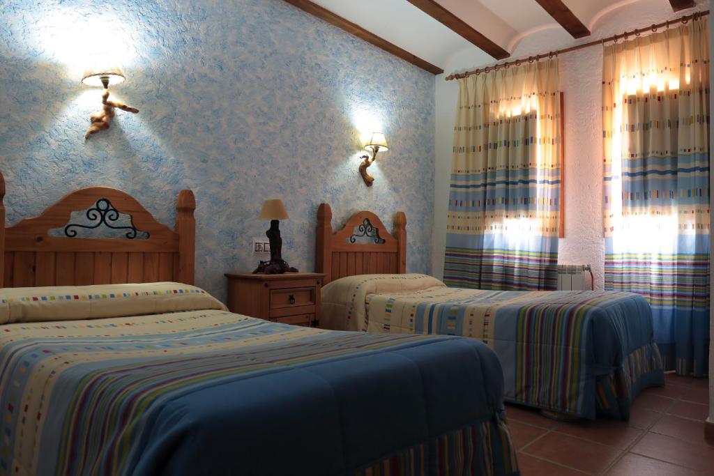 1 dormitorio con 2 camas en una habitación en El Mirador de Riópar Viejo, en Riópar