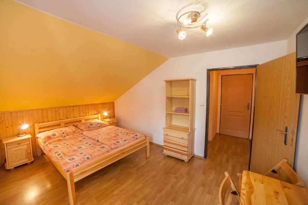 Postel nebo postele na pokoji v ubytování Penzion Na Rozcestí