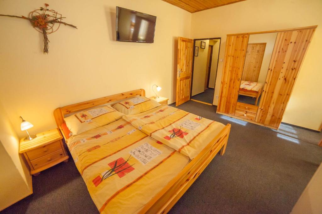 Postel nebo postele na pokoji v ubytování Penzion Na Rozcestí