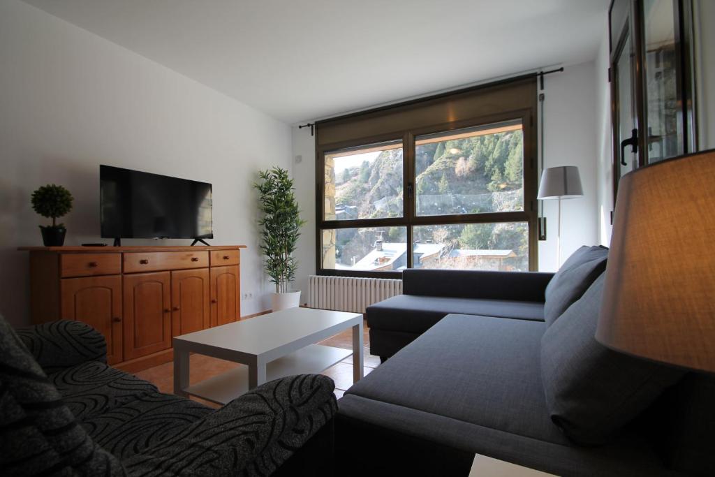 a living room with a couch and a window at Pont de Toneta 3,1 Ransol, Zona Grandvalira in Ransol