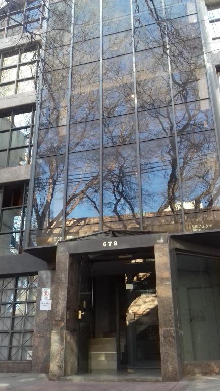 een gebouw met een reflectie van een boom in het raam bij Departamento Lemos 678 in Mendoza