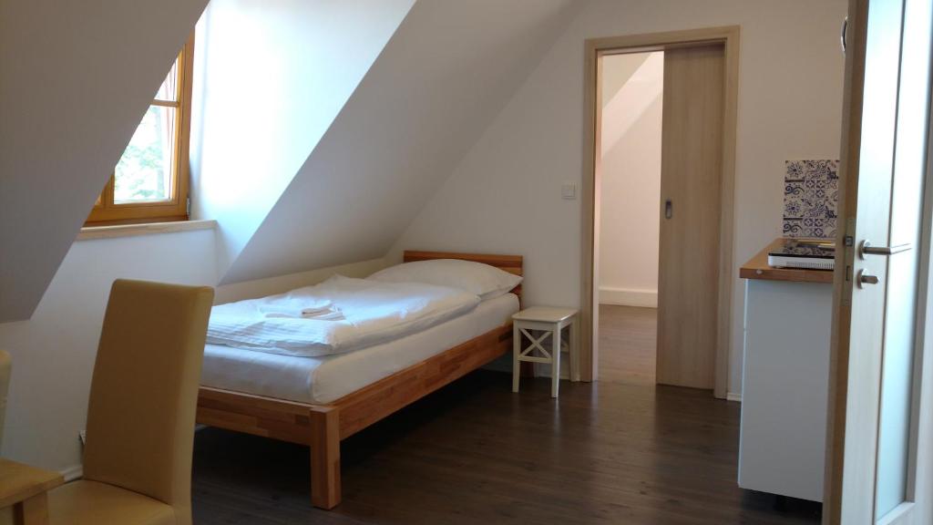 Rúm í herbergi á Apartmány Malý mnich