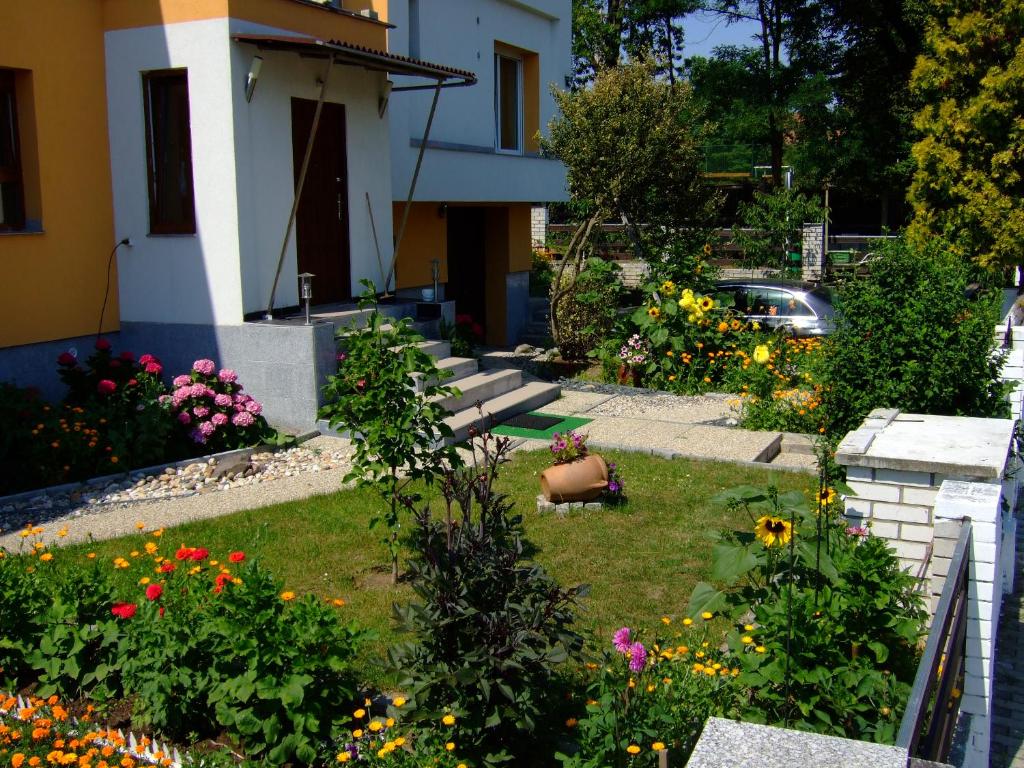 un jardín con flores frente a una casa en Rezidence Jiskra, en Brandýs nad Labem-Stará Boleslav