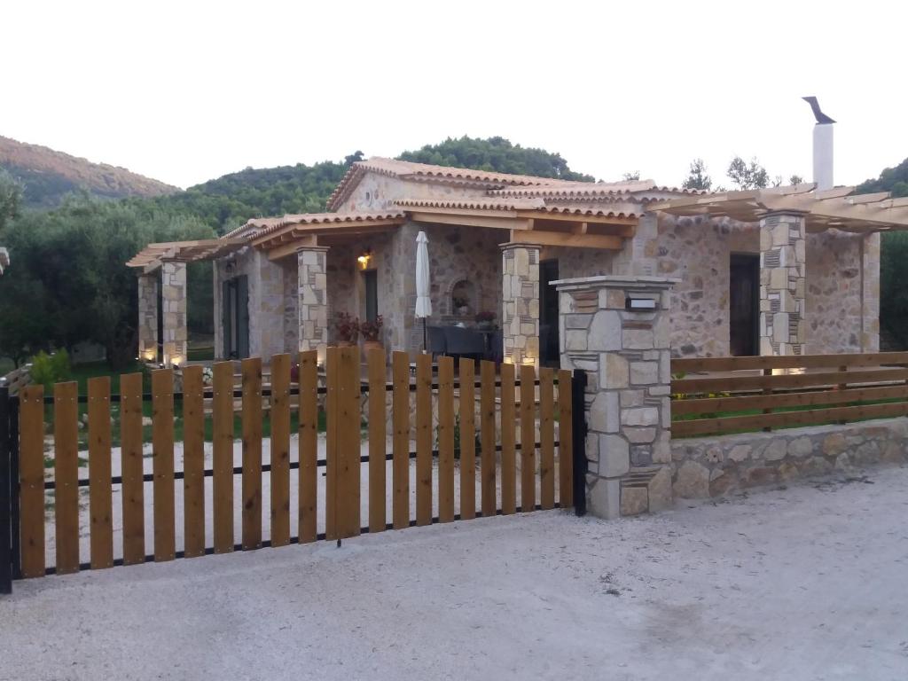uma casa com uma cerca de madeira em frente em Villa Liberta em Kerion