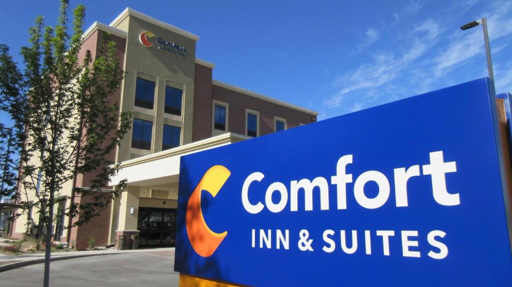 ein Schild für Comfort Inn und Suiten vor einem Gebäude in der Unterkunft Comfort Inn & Suites Boise Airport in Boise