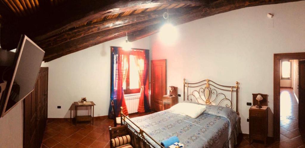 ein Schlafzimmer mit einem Bett in einem Zimmer in der Unterkunft Agriturismo Sole di Sicilia in Randazzo
