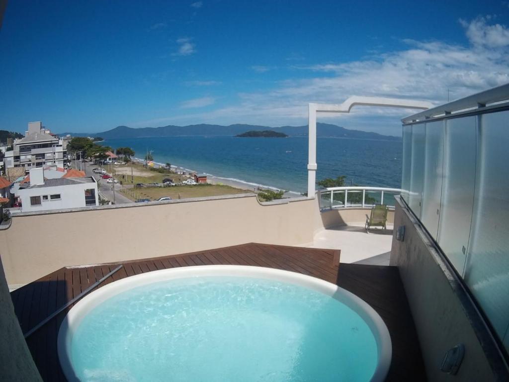 balcone con vasca e vista sull'oceano di Cobertura Em Canasvieiras a Florianópolis