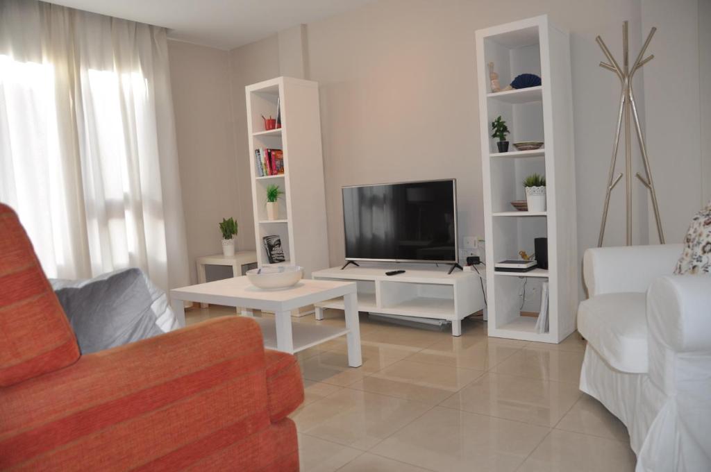 Televízia a/alebo spoločenská miestnosť v ubytovaní Apartment Canteras Beach Anadela