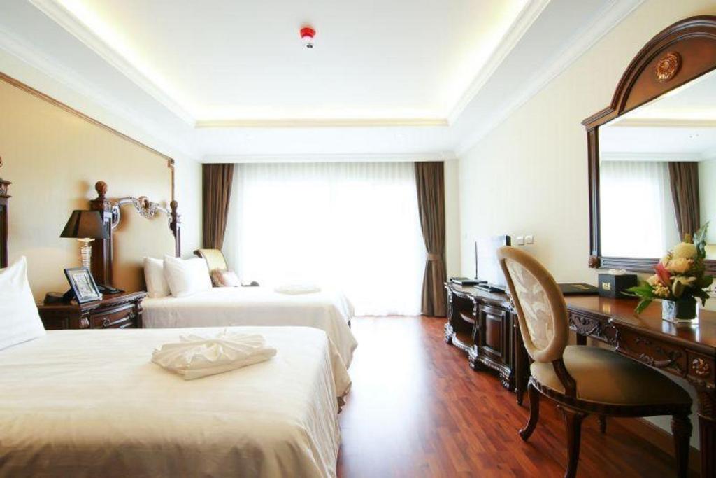 Postel nebo postele na pokoji v ubytování LK Miracle Suite - SHA Extra Plus