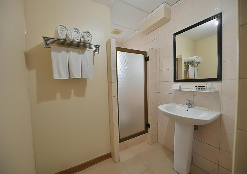 un bagno con lavandino e specchio di Technopark Hotel a Santa Rosa