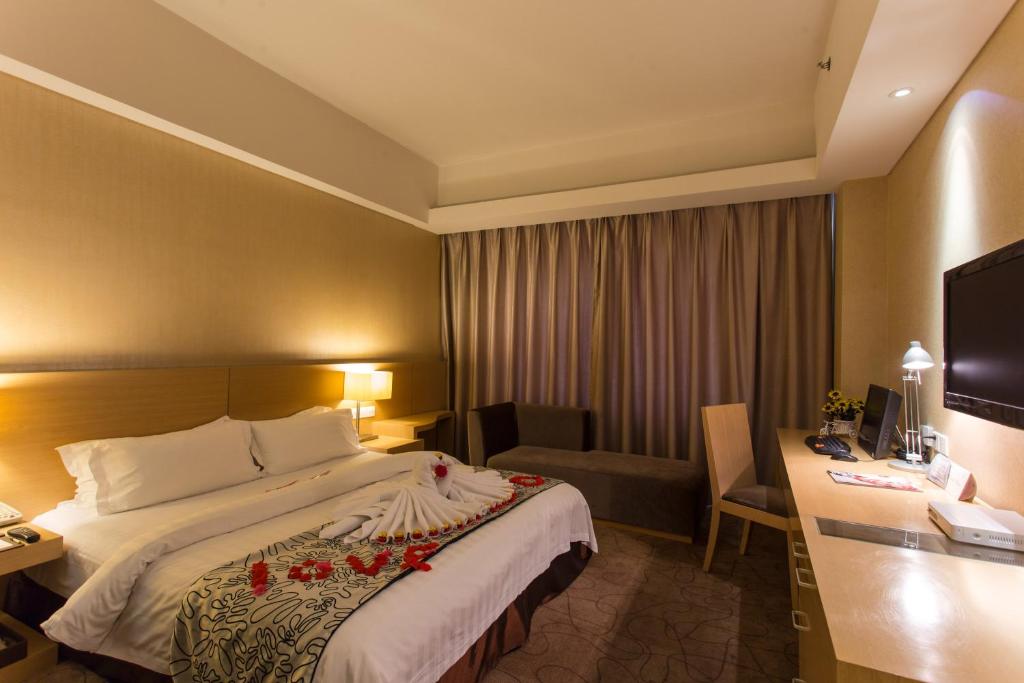 a hotel room with a bed and a desk at Metropolo, Langfang, Wanda Plaza-Ningyuan Park in Langfang