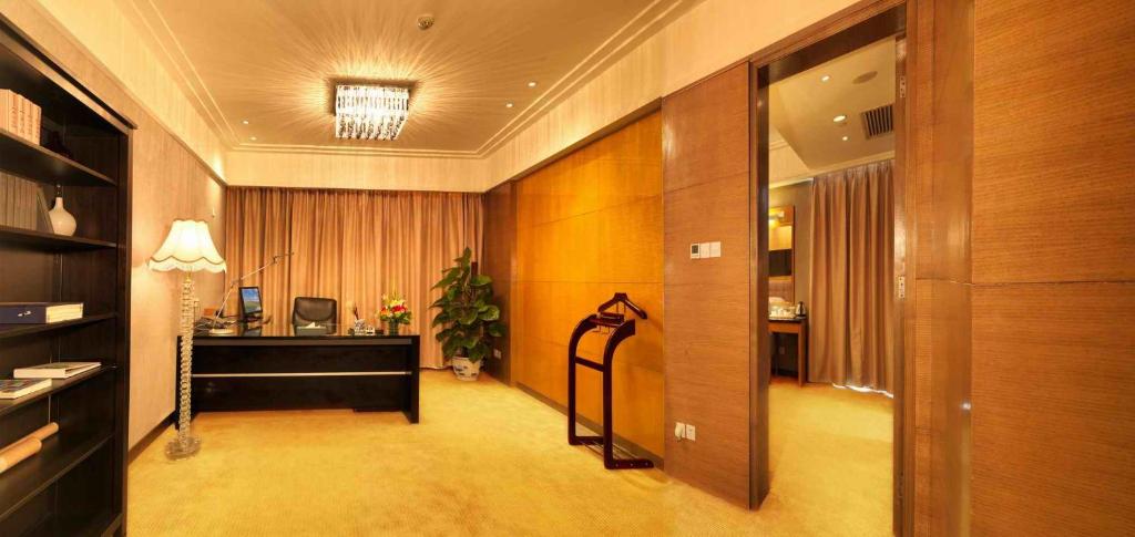 TV a/nebo společenská místnost v ubytování Shenzhen Longgang Rivan Hotel