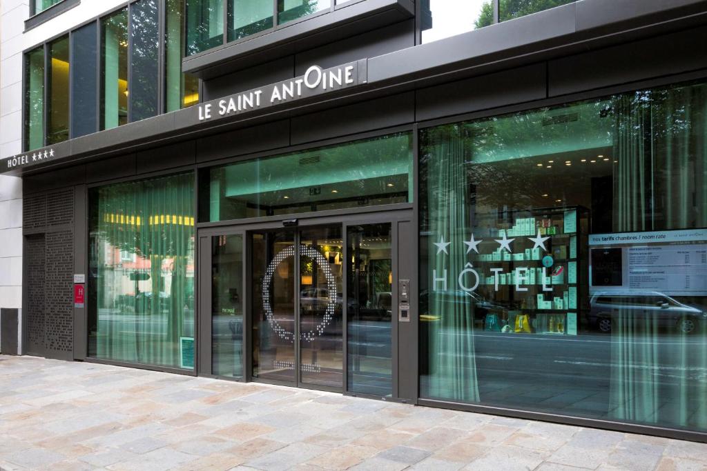 uma loja na frente de um edifício com portas giratórias em BW Premier Collection Le Saint Antoine Hotel et Spa em Rennes