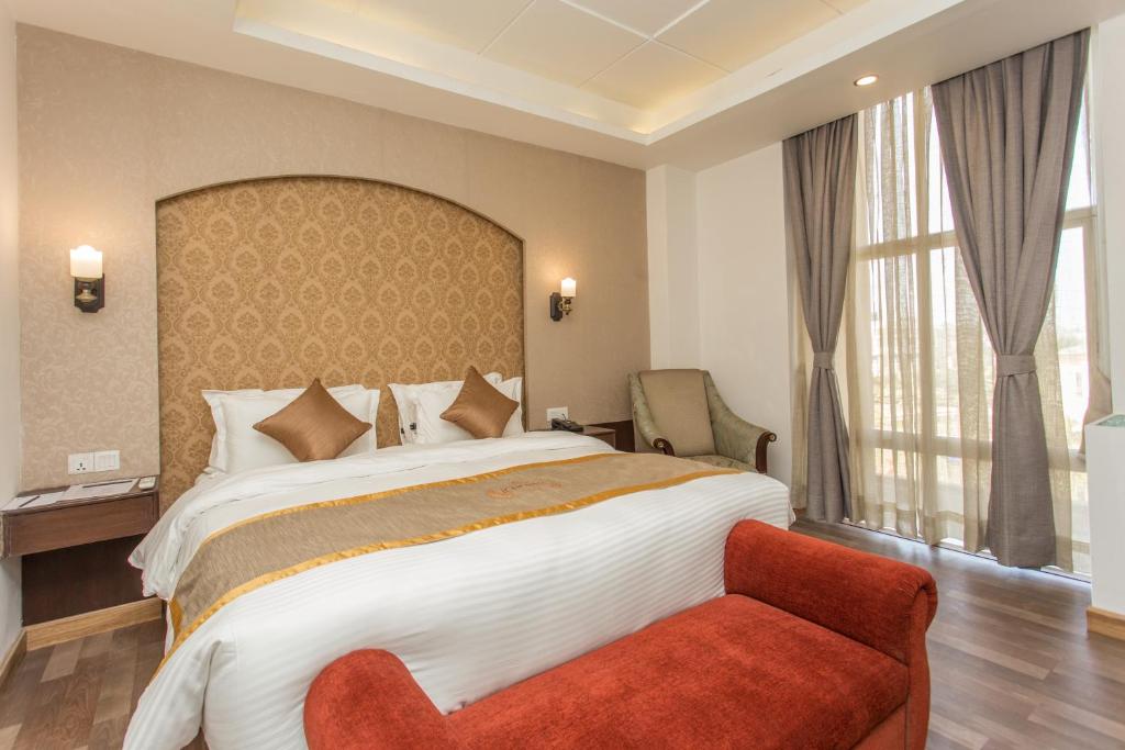 Rúm í herbergi á Hotel Ichchha
