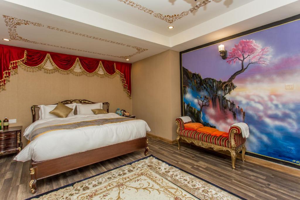 Rúm í herbergi á Hotel Ichchha