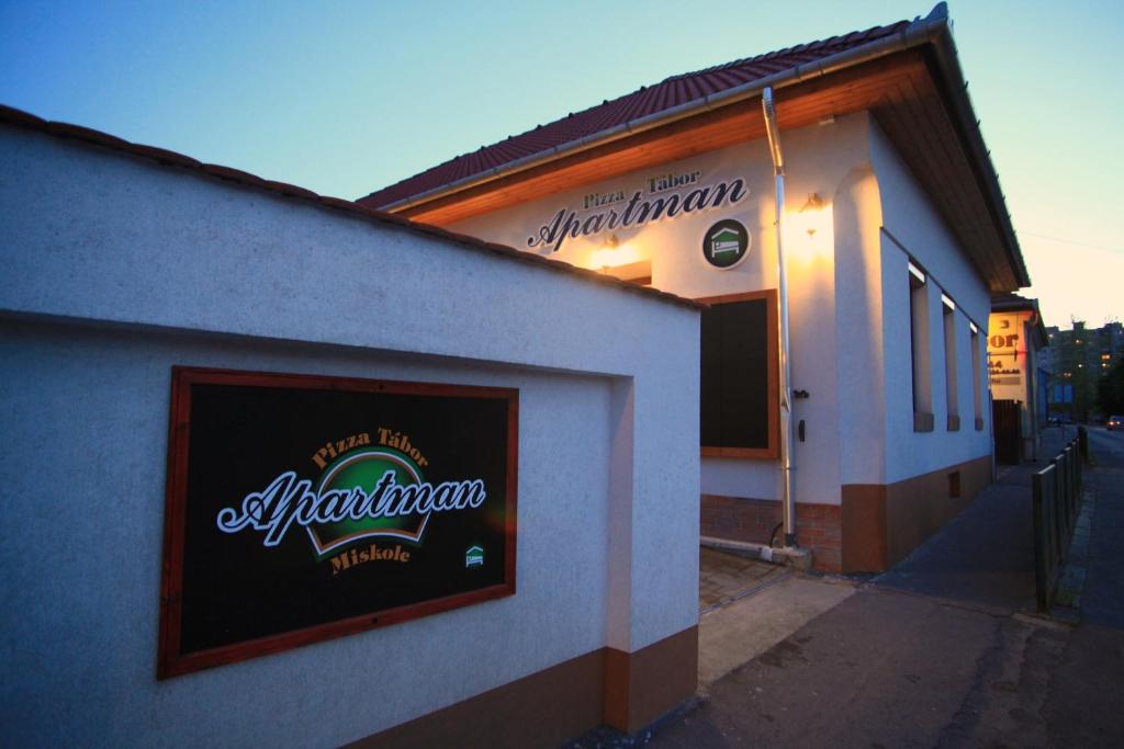 Certyfikat, podpis lub inny dokument wystawiony w obiekcie Pizza Tábor Apartman
