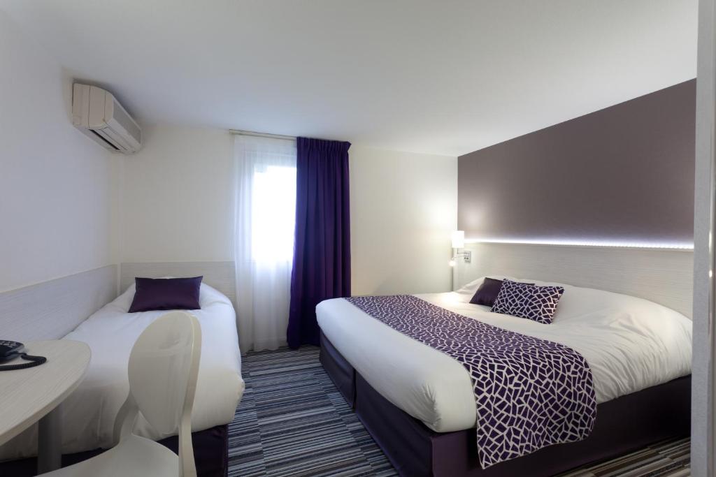 Кровать или кровати в номере The Originals City, Hôtel Alizéa, Le Mans Nord (Inter-Hotel)