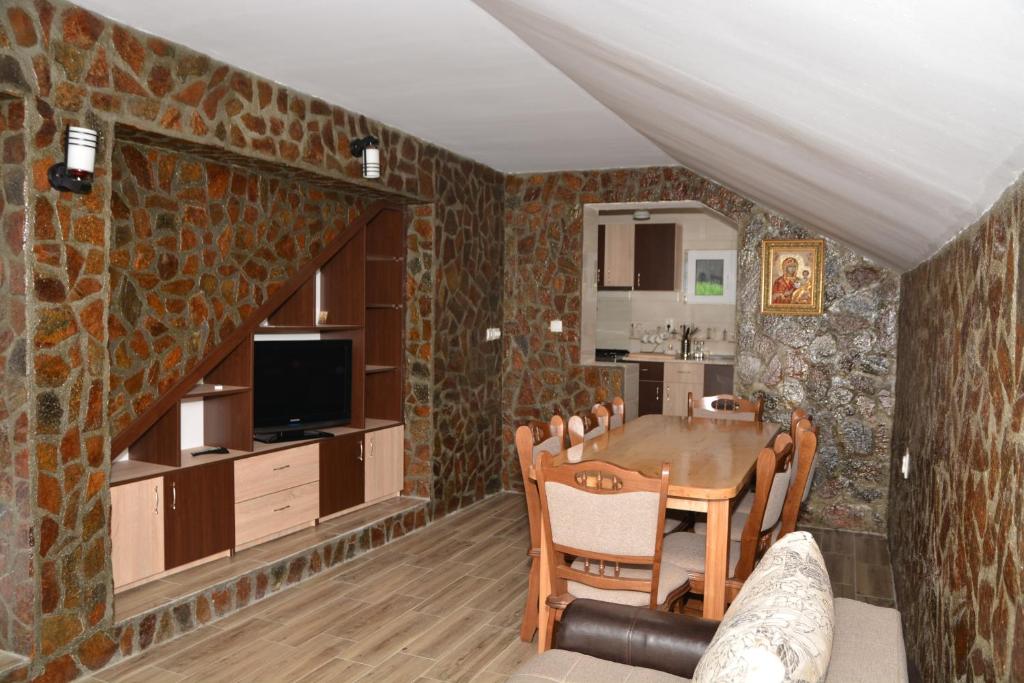 una sala da pranzo con un tavolo e una cucina di Bogdan si Raluca a Călimăneşti