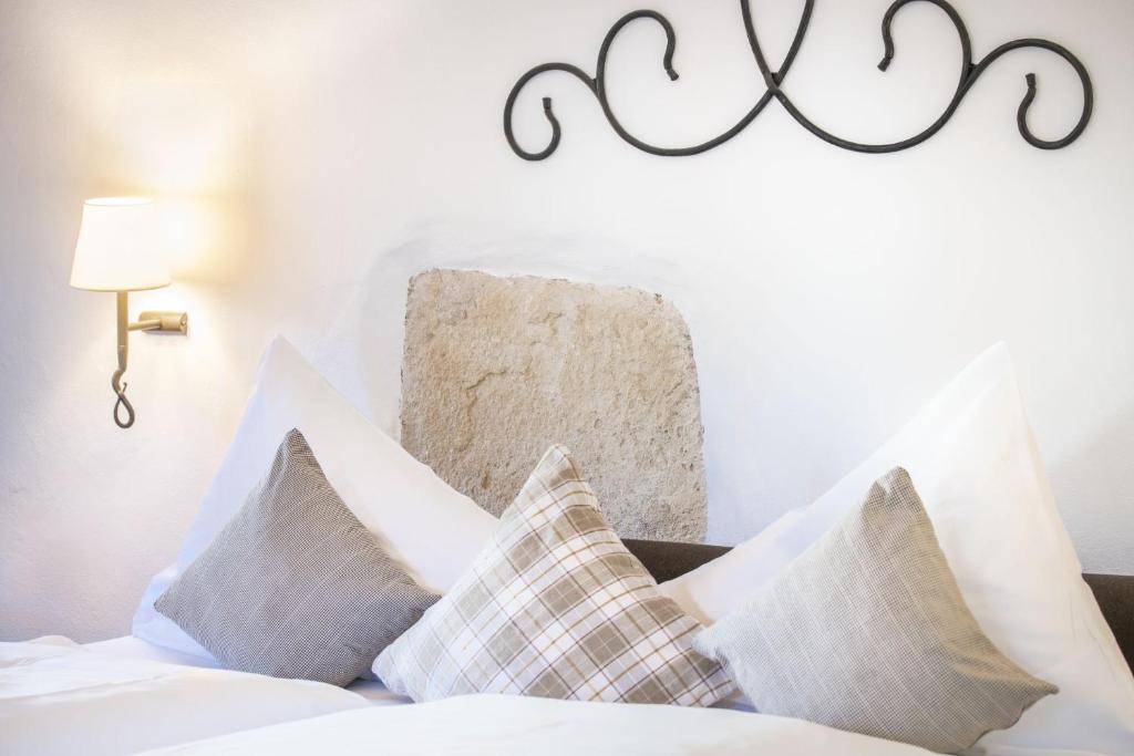 Postel nebo postele na pokoji v ubytování Romantik Hotel Chalet am Kiental