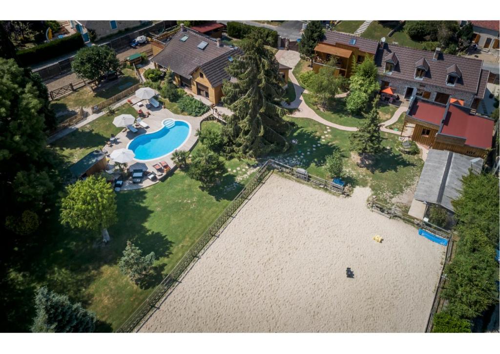 una vista aérea de una casa con piscina en Les Crinieres En Brie, en Saint-Ouen-en-Brie
