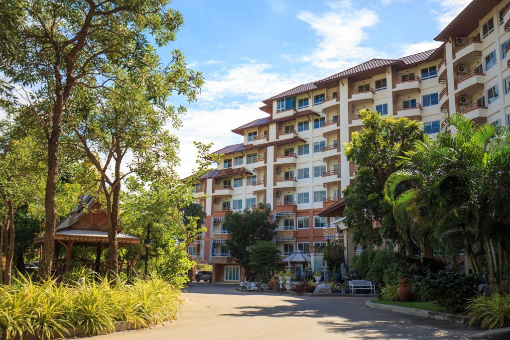 a large apartment building in the middle of a street at Kwanruen Resort in Nakhon Ratchasima