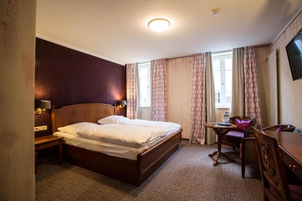 Postel nebo postele na pokoji v ubytování Hotel Karpfen