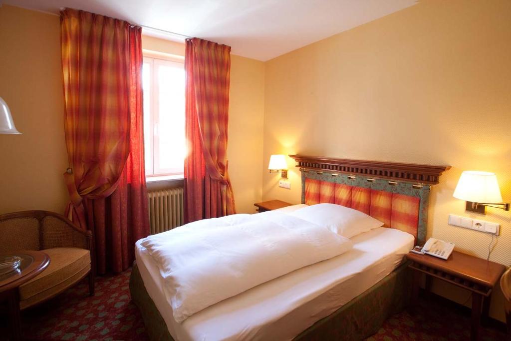Postel nebo postele na pokoji v ubytování Hotel Karpfen
