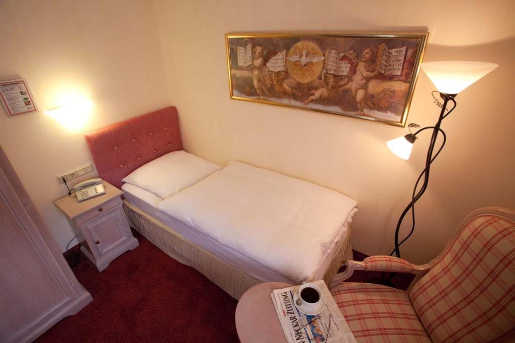 Postel nebo postele na pokoji v ubytování Hotel Karpfen