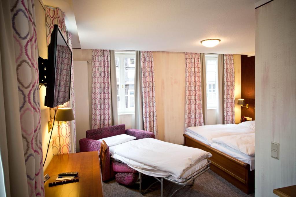 Postel nebo postele na pokoji v ubytování Hotel Karpfen