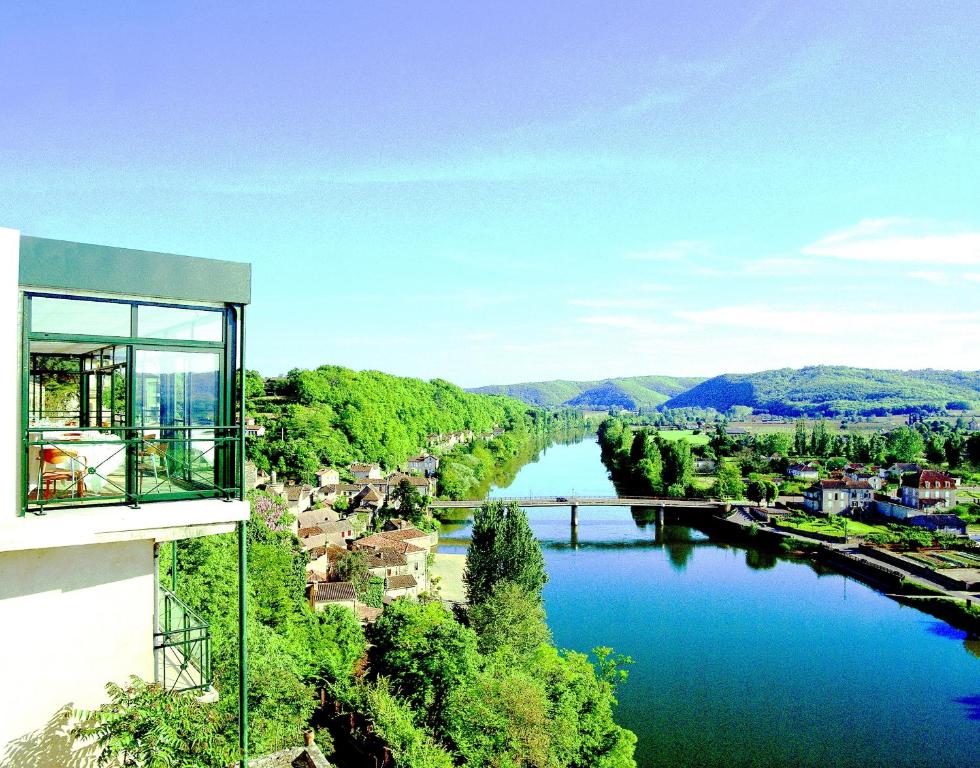 - une vue sur la rivière depuis un bâtiment dans l'établissement Hôtel CÔTÉ LOT, à Puy-lʼÉvêque