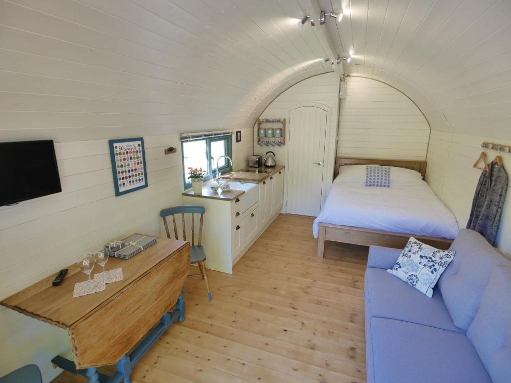 Postel nebo postele na pokoji v ubytování Orchard Farm Luxury Glamping and Campsite