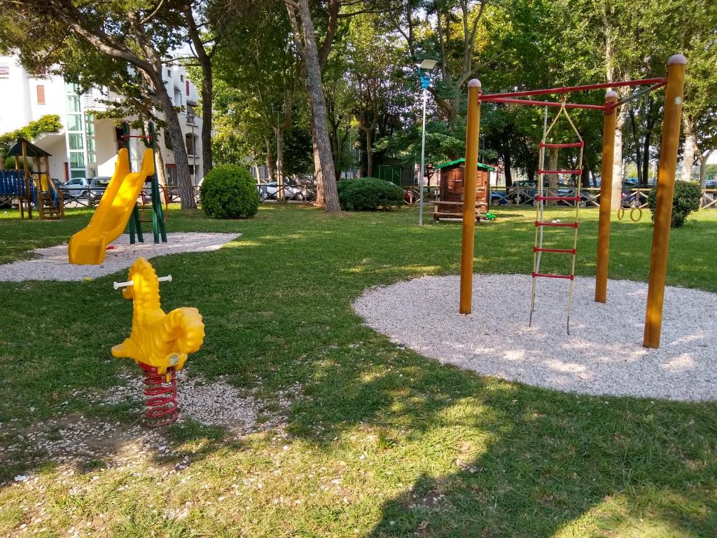 Plac zabaw dla dzieci w obiekcie Portoverde Beach Apartments