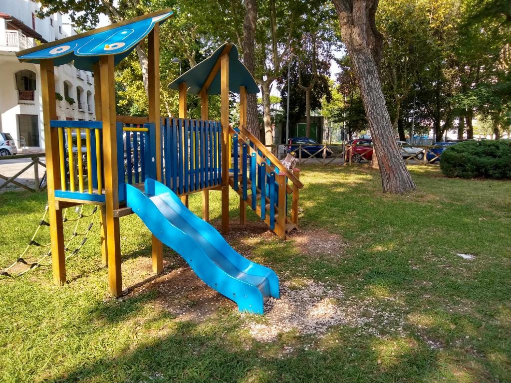 Plac zabaw dla dzieci w obiekcie Portoverde Beach Apartments