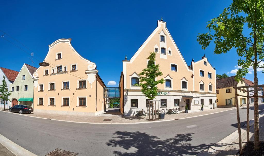 eine Gruppe von Gebäuden auf der Straßenseite in der Unterkunft Gasthof Gigl in Neustadt an der Donau