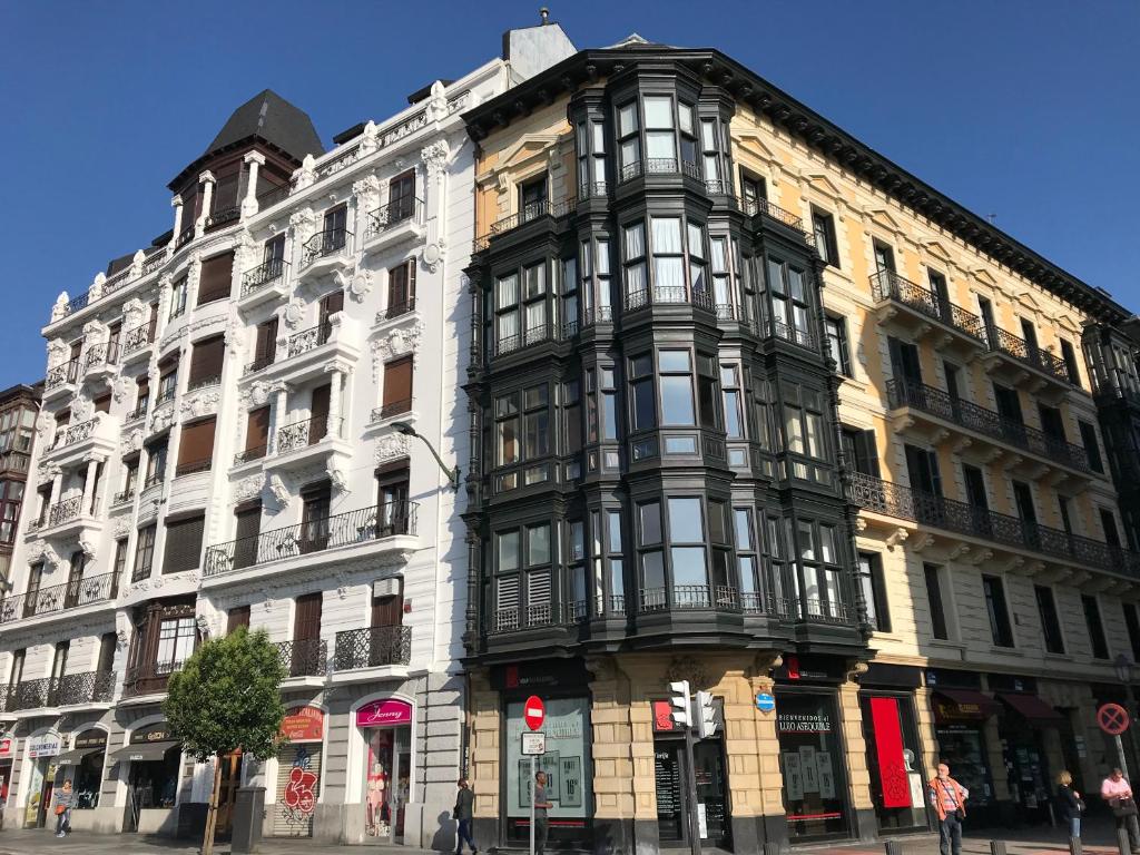 un edificio alto en la esquina de una calle en Apartamento en el centro de Bilbao en Bilbao