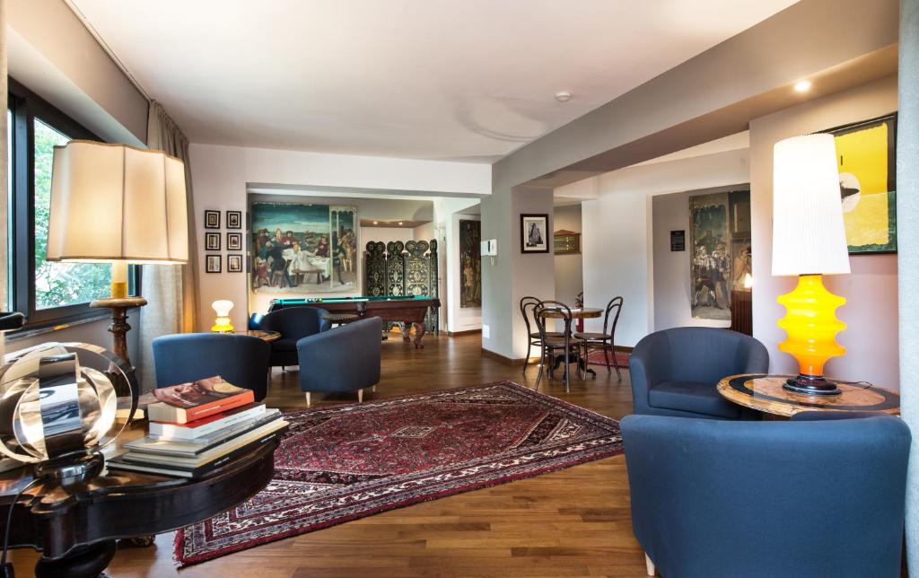 a living room with blue chairs and a table at Residence Acqua del Conte in Messina