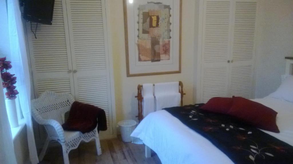 A bed or beds in a room at Aldershot House B&B 