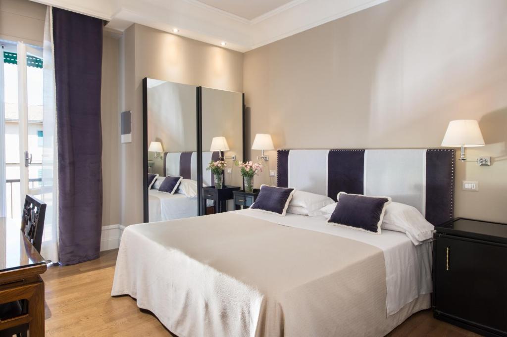 Postel nebo postele na pokoji v ubytování Hotel Francia E Quirinale