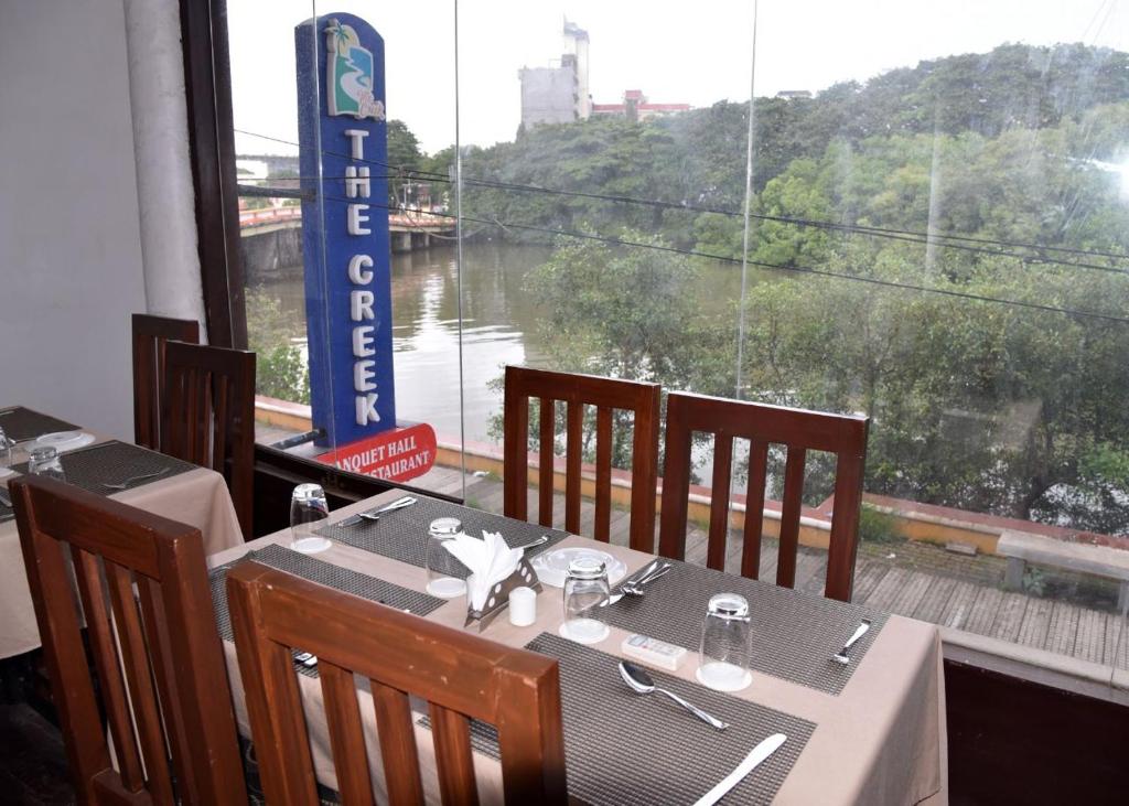 Restaurace v ubytování Creek Hotel - Panaji