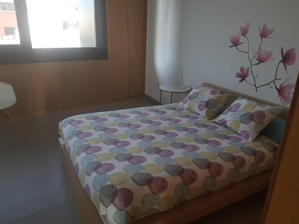 Un dormitorio con una cama con un arreglo floral. en Mapagadi en Arucas