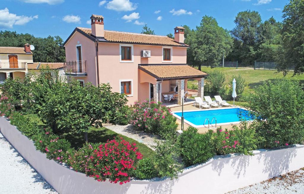 Bazén v ubytování Villa Kmacici 377 nebo v jeho okolí