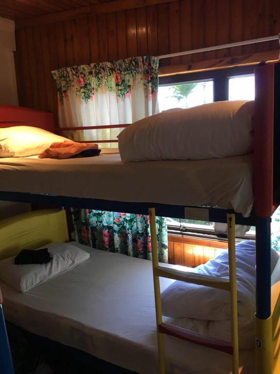 Postel nebo postele na pokoji v ubytování Bluewater Lodge
