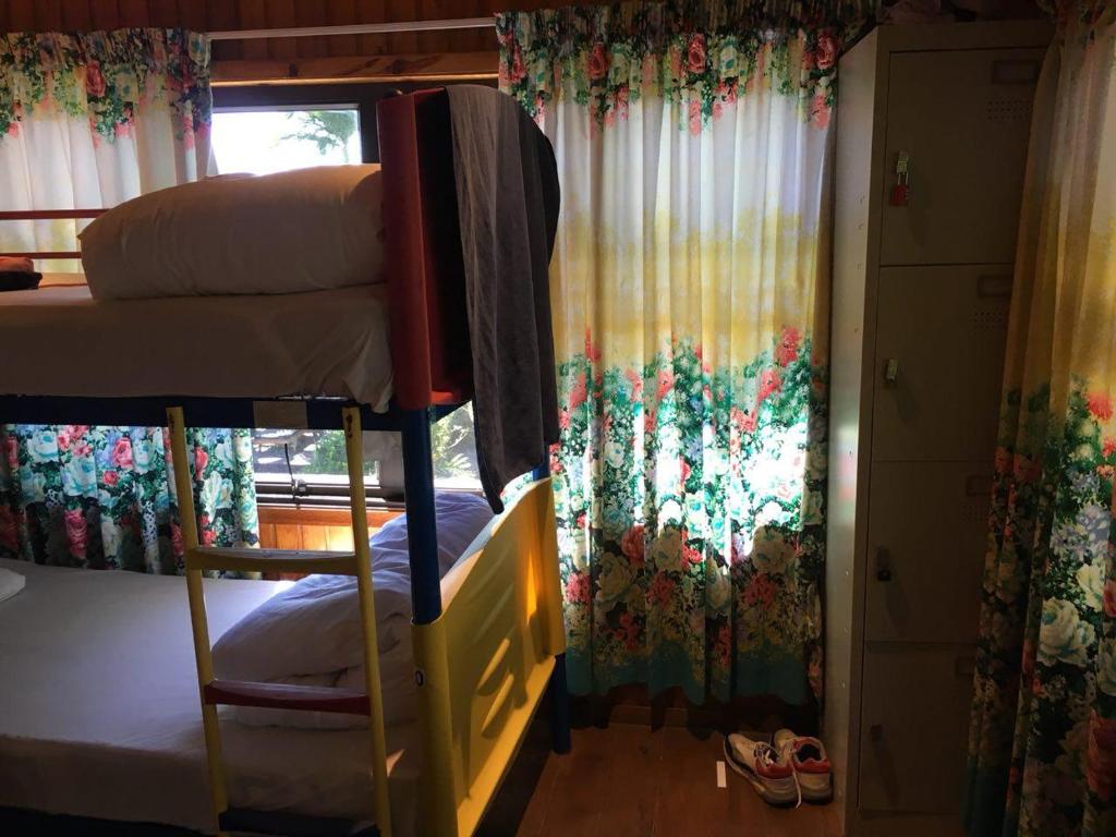 Postel nebo postele na pokoji v ubytování Bluewater Lodge