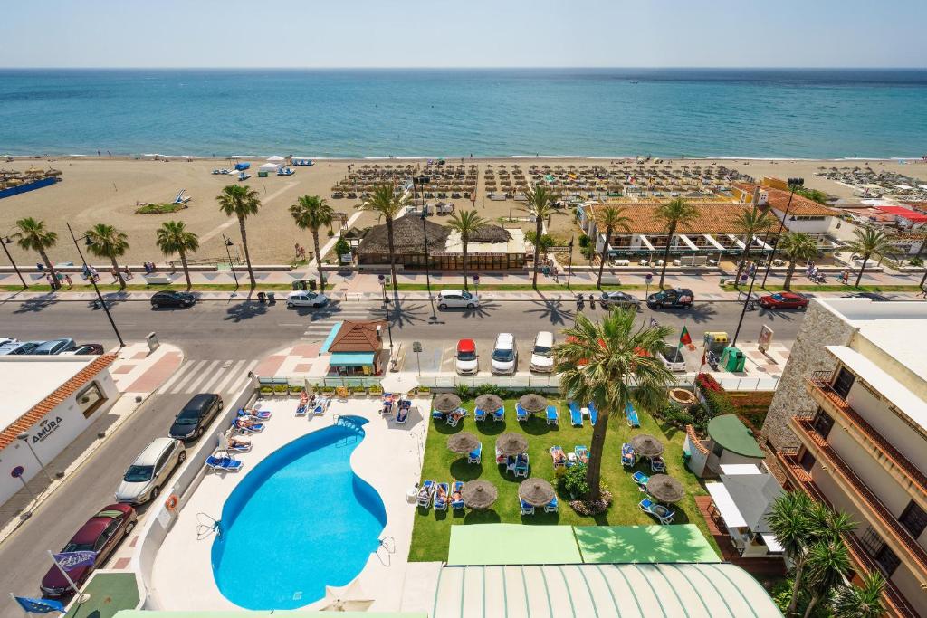 een luchtzicht op een resort met een zwembad en een strand bij Hotel Isabel in Torremolinos